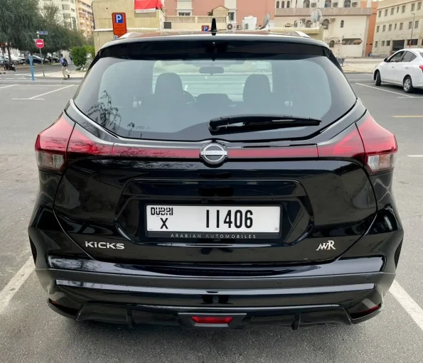 nissankicks24blackback