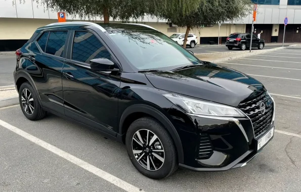 nissankicks24blackfrontrightside