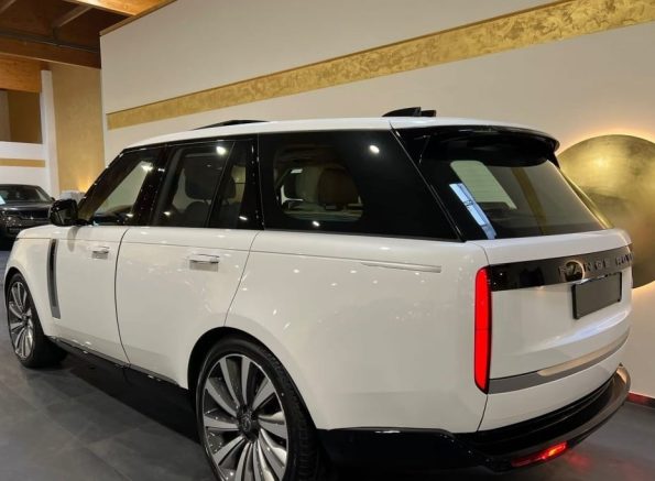 range rover vogue back side view