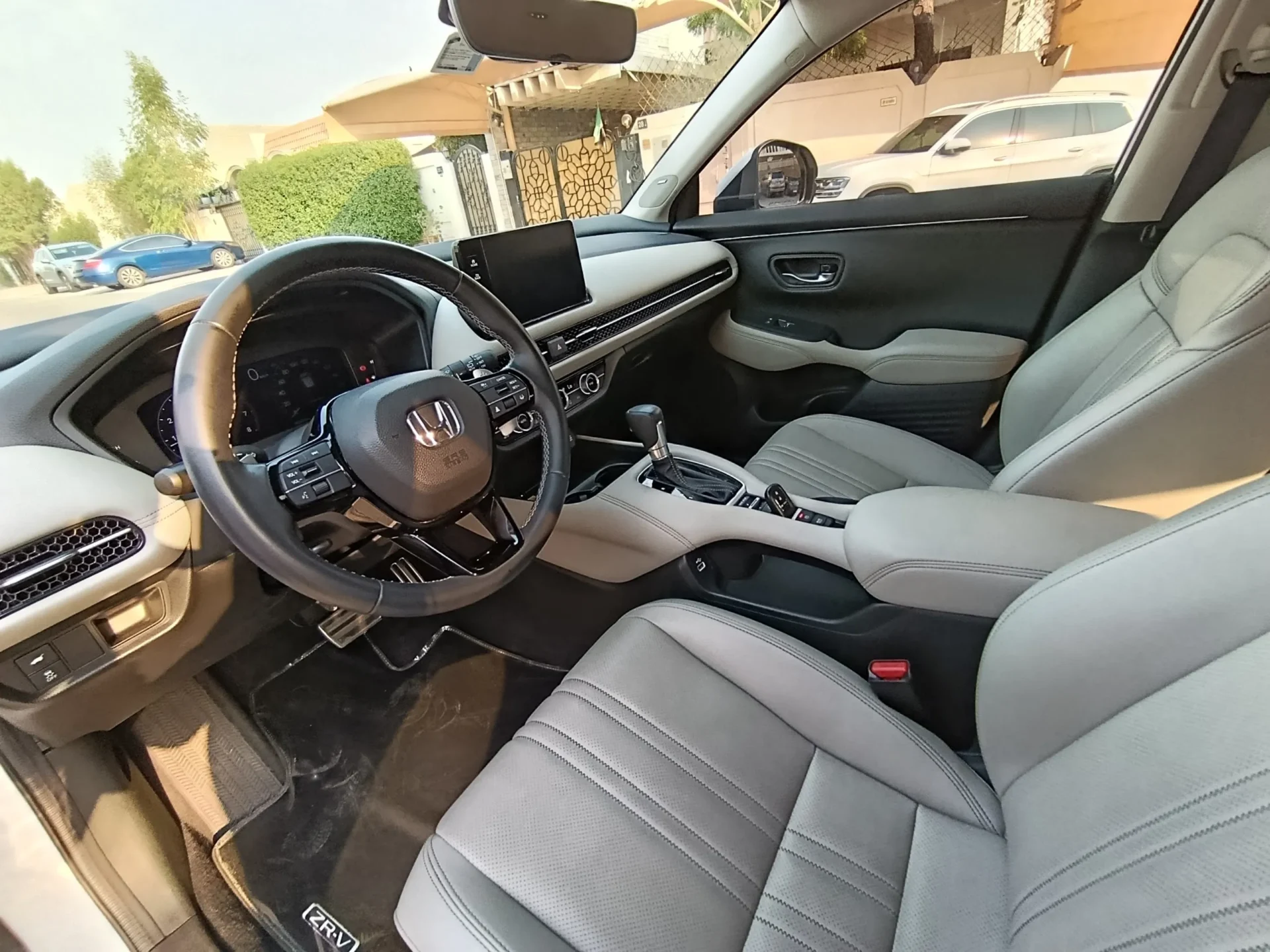 Hondazrvrentaldubaibyproxluxuryfrontseats