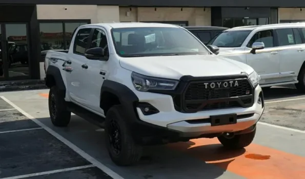 Toyotahiluxdoublecabinsrwhitewlogo