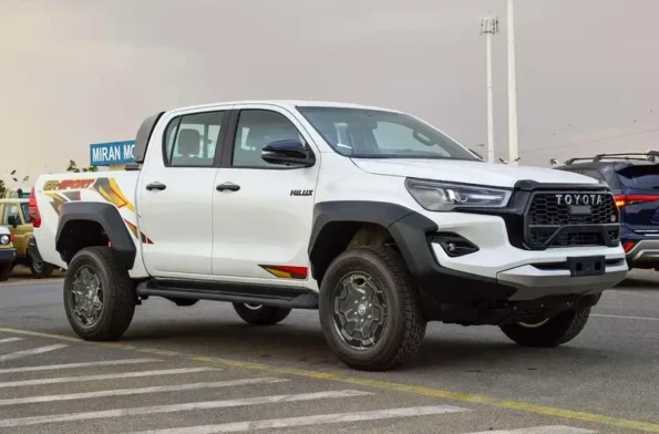 Toyotahiluxdoublecabinwhitewlogo