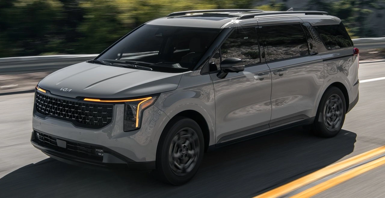 Rent Kia Carnival in Dubai